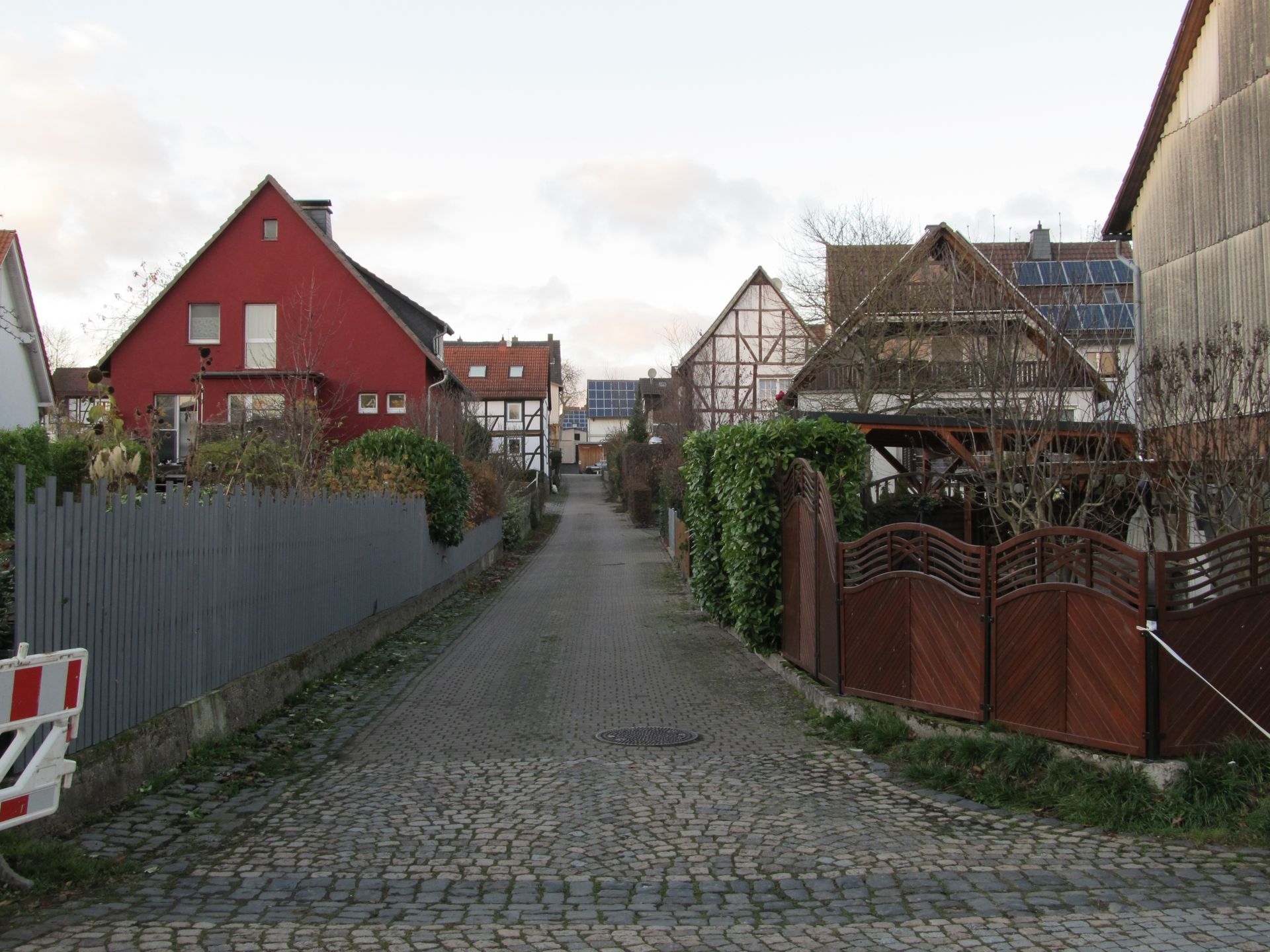 Kleine Gasse in Weimar — echter Ortskern. Authentisches Stolperstein-Foto folgt, sobald vorhanden.